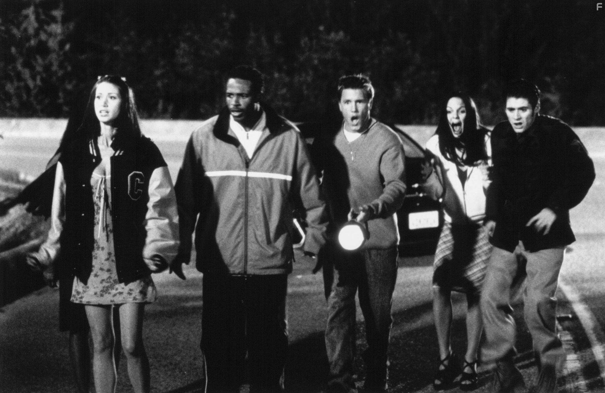 Shannon Elizabeth, Jon Abrahams, Anna Faris, Lochlyn Munro, and Shawn Wayans in Очень страшное кино (2000)
