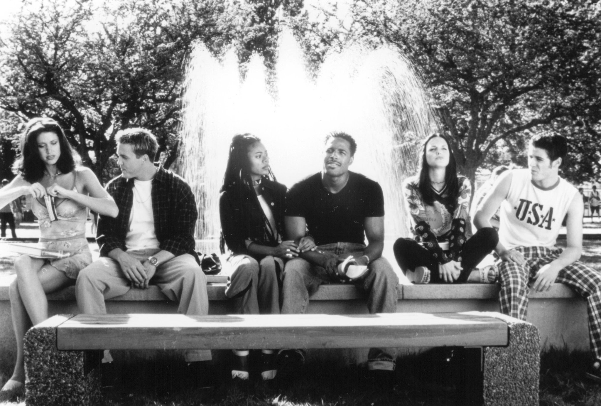 Shannon Elizabeth, Jon Abrahams, Anna Faris, Regina Hall, Lochlyn Munro, and Shawn Wayans in Очень страшное кино (2000)