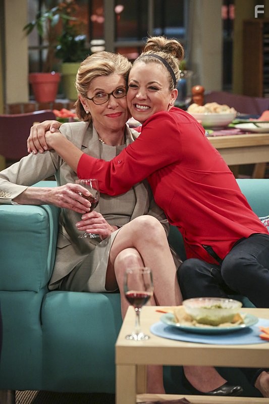 Christine Baranski and Kaley Cuoco in Теория большого взрыва (2007)