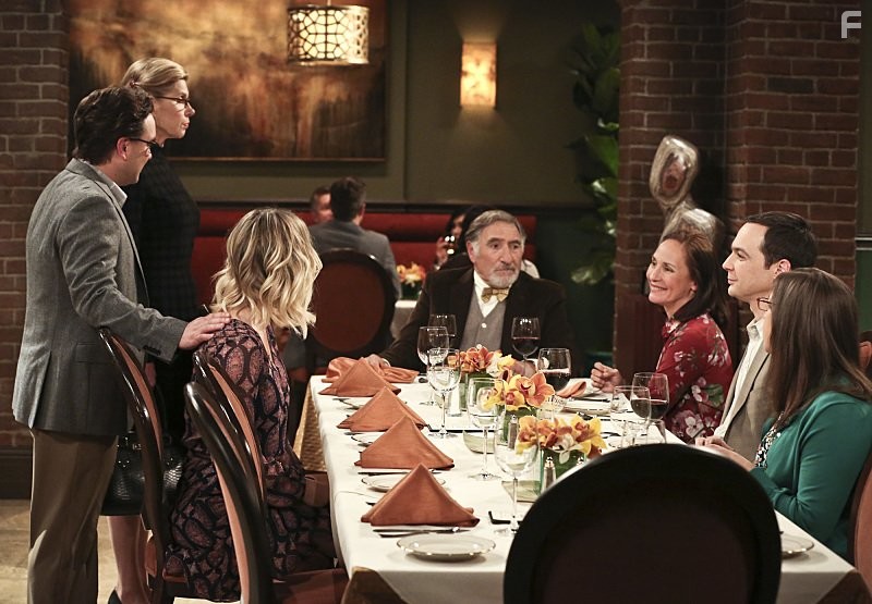 Judd Hirsch, Christine Baranski, Mayim Bialik, Kaley Cuoco, Johnny Galecki, Laurie Metcalf, and Jim Parsons in Теория большого взрыва (2007)