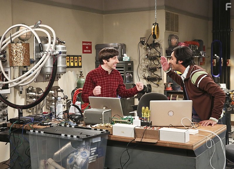 Simon Helberg and Kunal Nayyar in Теория большого взрыва (2007)