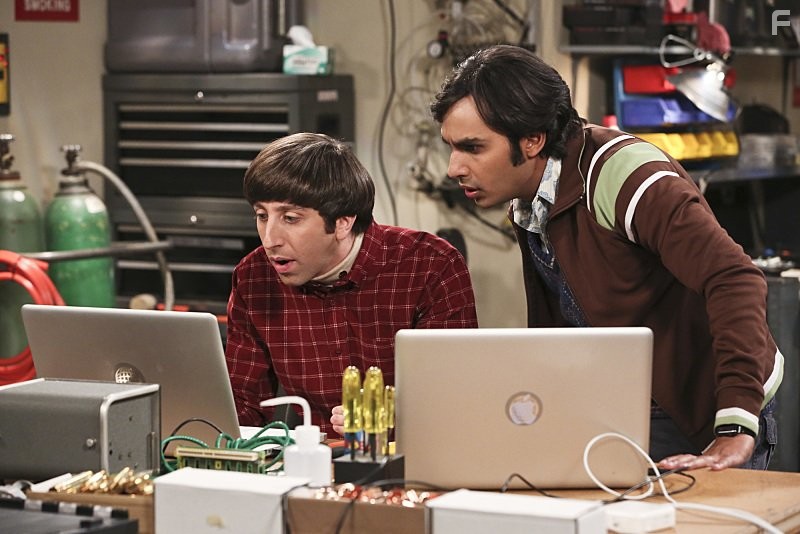 Simon Helberg and Kunal Nayyar in Теория большого взрыва (2007)