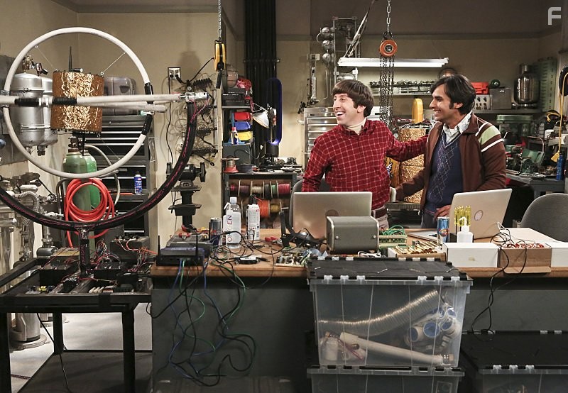 Simon Helberg and Kunal Nayyar in Теория большого взрыва (2007)