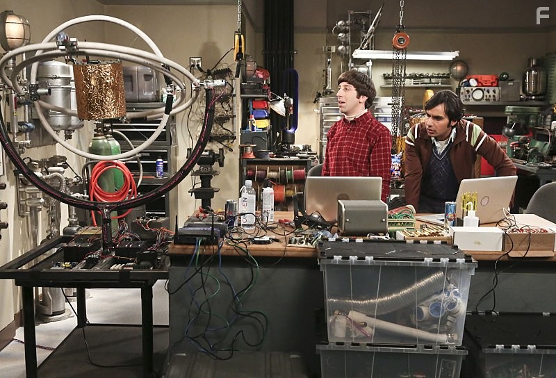 Simon Helberg and Kunal Nayyar in Теория большого взрыва (2007)