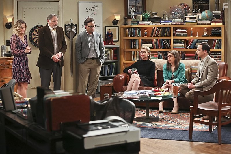 Judd Hirsch, Christine Baranski, Mayim Bialik, Kaley Cuoco, Johnny Galecki, and Jim Parsons in Теория большого взрыва (2007)