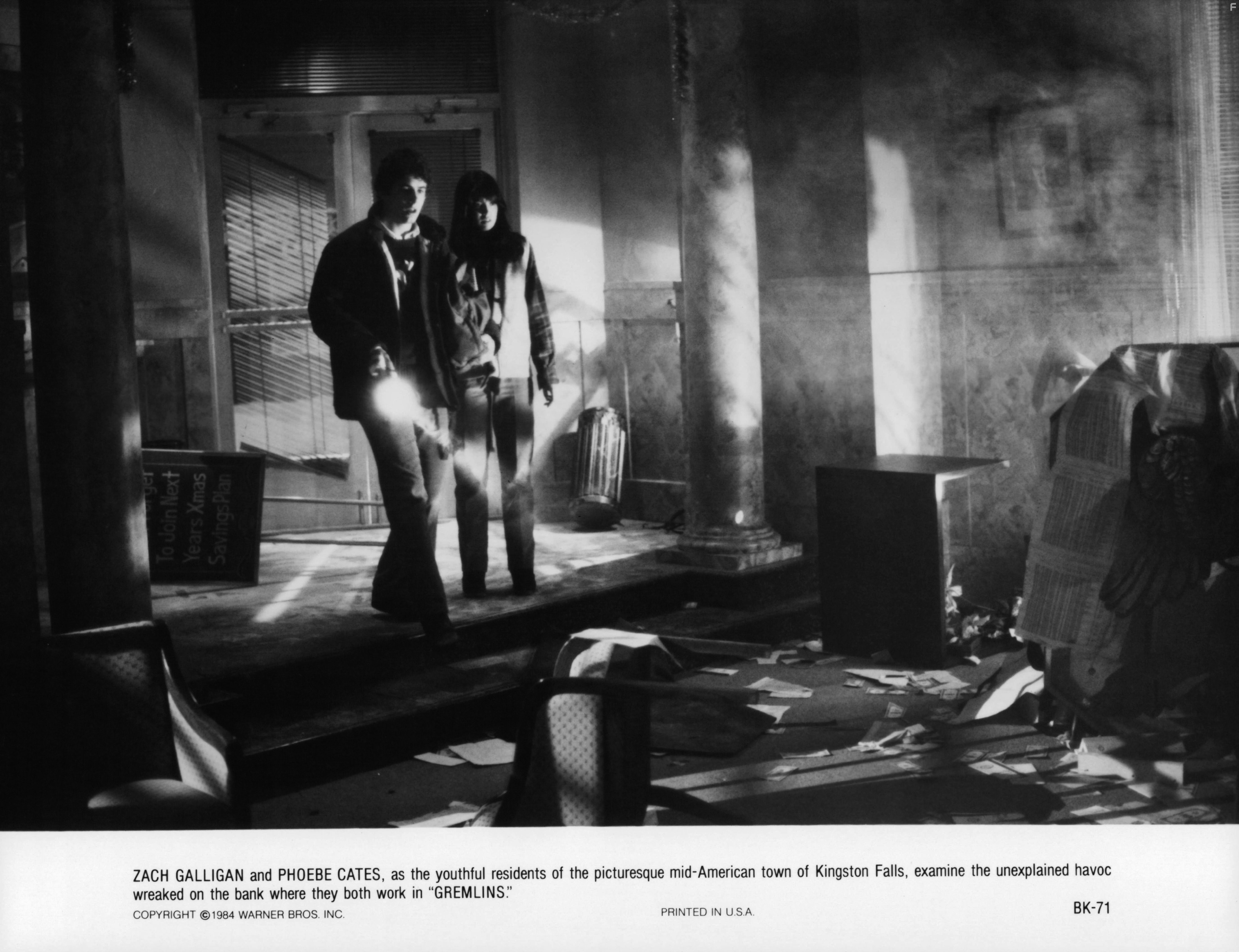 Phoebe Cates and Zach Galligan in Гремлины (1984)