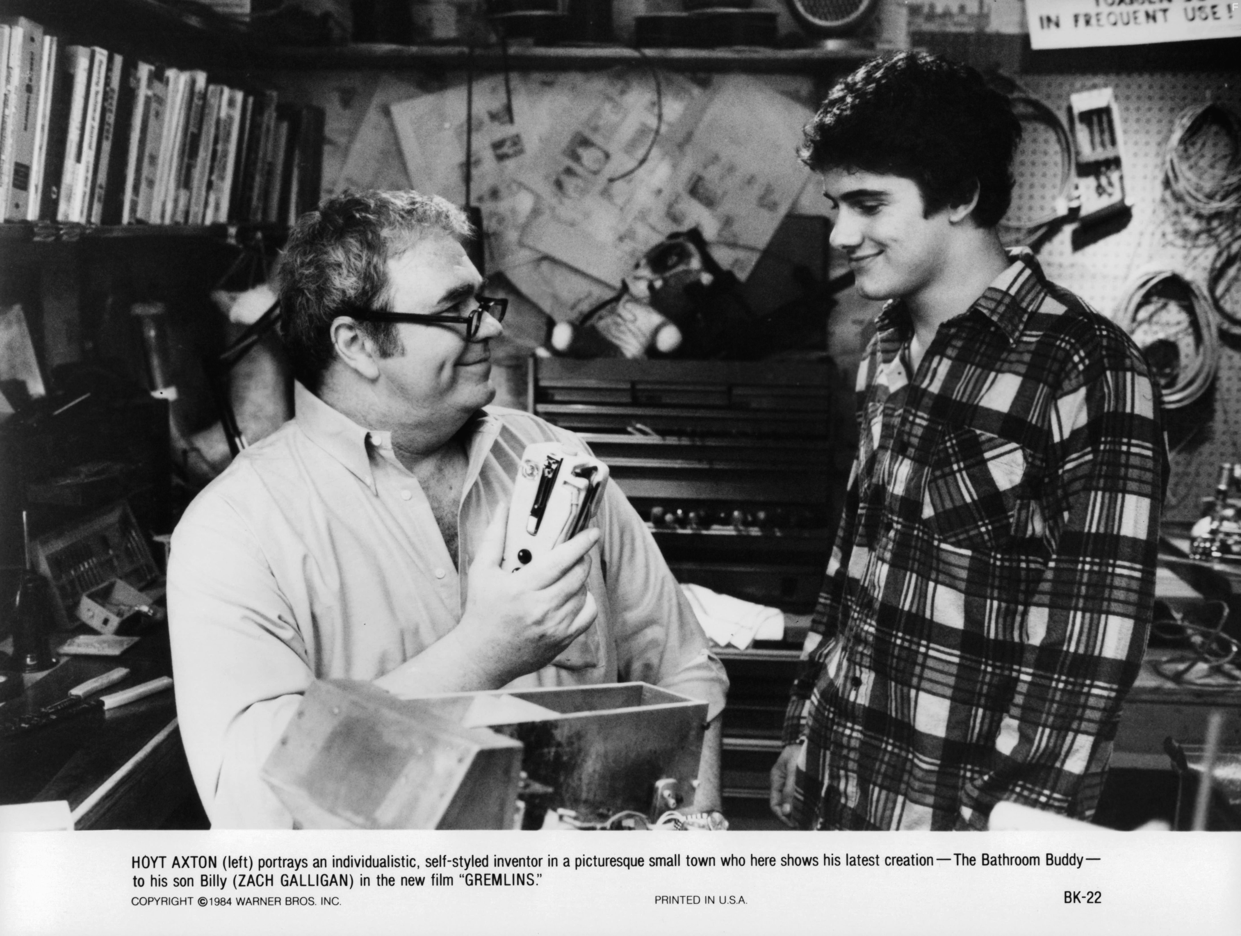 Hoyt Axton and Zach Galligan in Гремлины (1984)