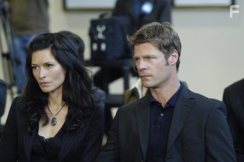 Joel Gretsch and Karina Lombard in Чeтыре тысячи четыреста (2004)