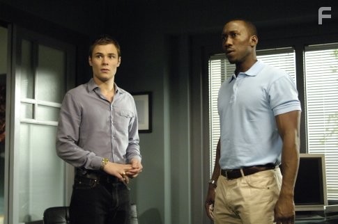 Mahershala Ali and Patrick John Flueger in Чeтыре тысячи четыреста (2004)