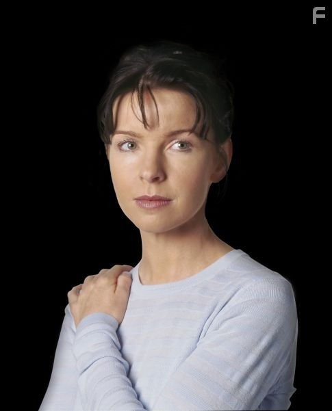 Jacqueline McKenzie in Чeтыре тысячи четыреста (2004)