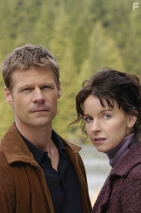 Joel Gretsch and Jacqueline McKenzie in Чeтыре тысячи четыреста (2004)