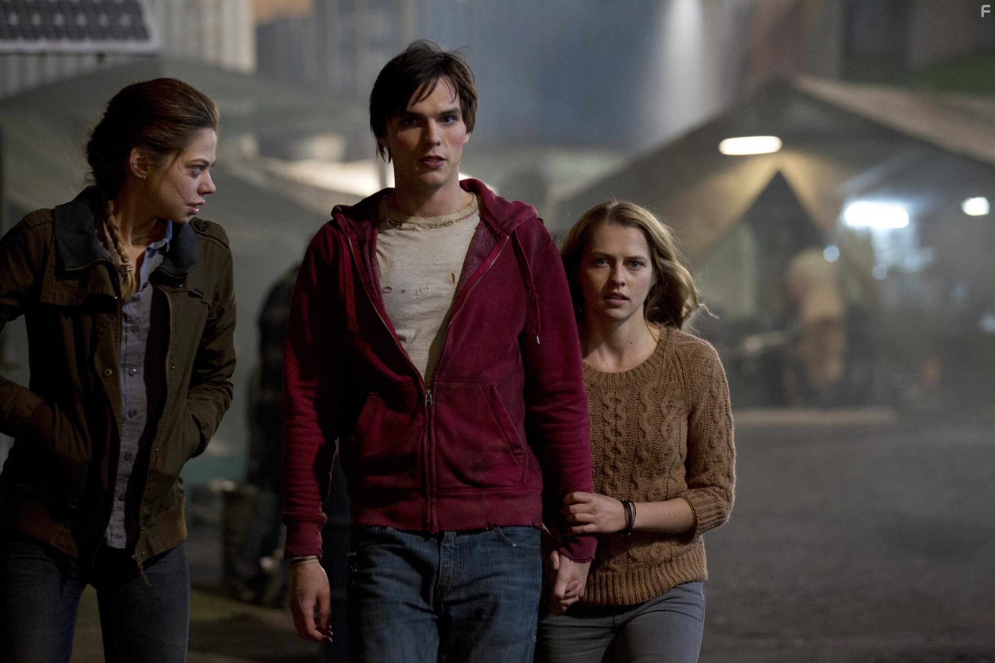 Nicholas Hoult, Teresa Palmer, and Analeigh Tipton in Тепло наших тел (2013)