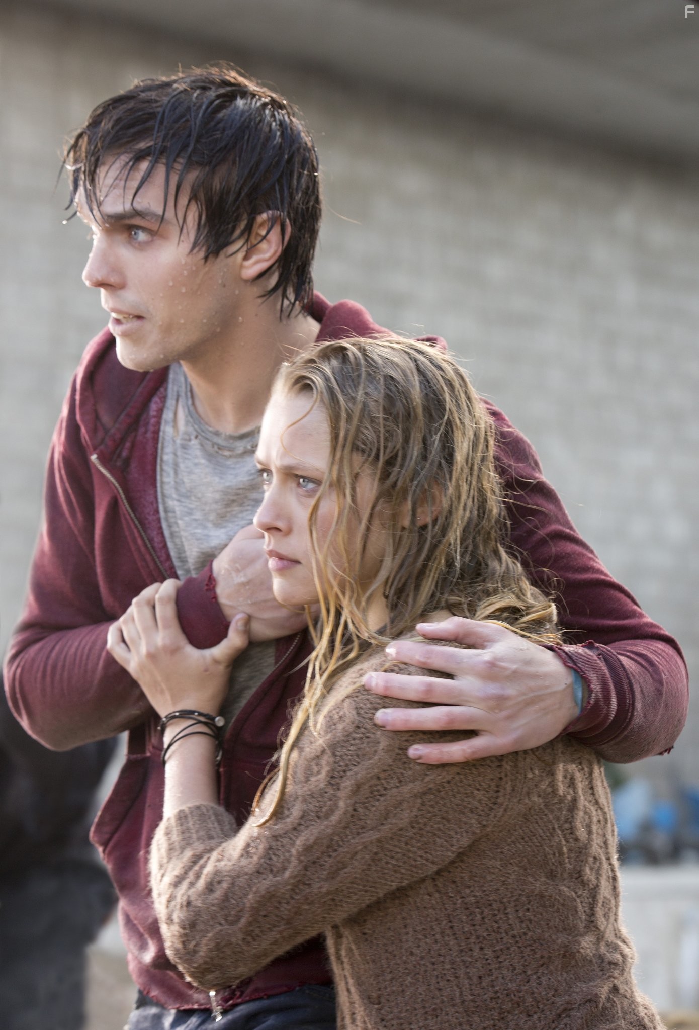 Nicholas Hoult and Teresa Palmer in Тепло наших тел (2013)