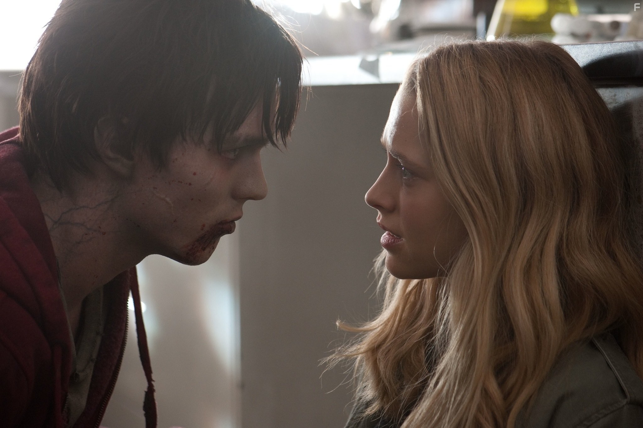 Nicholas Hoult and Teresa Palmer in Тепло наших тел (2013)