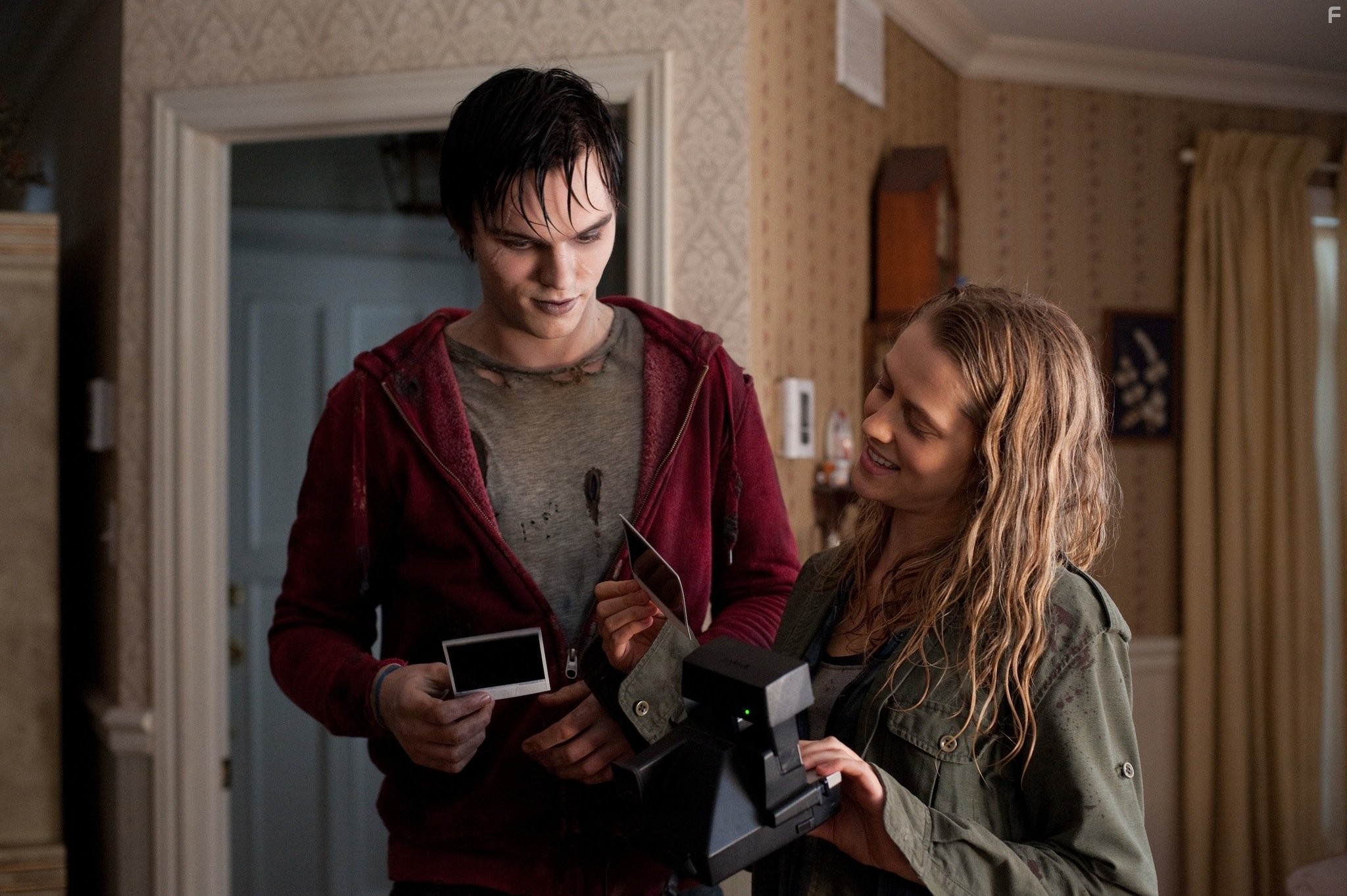 Nicholas Hoult and Teresa Palmer in Тепло наших тел (2013)