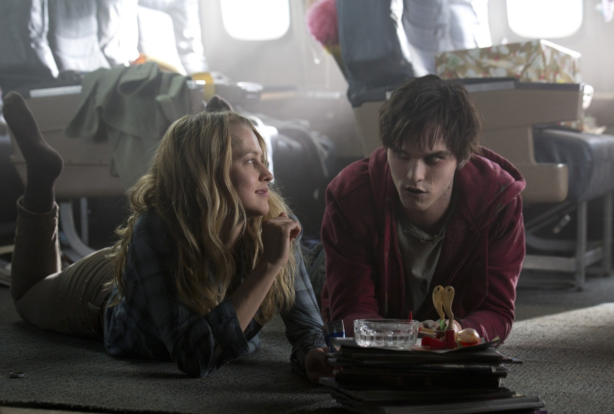 Nicholas Hoult and Teresa Palmer in Тепло наших тел (2013)