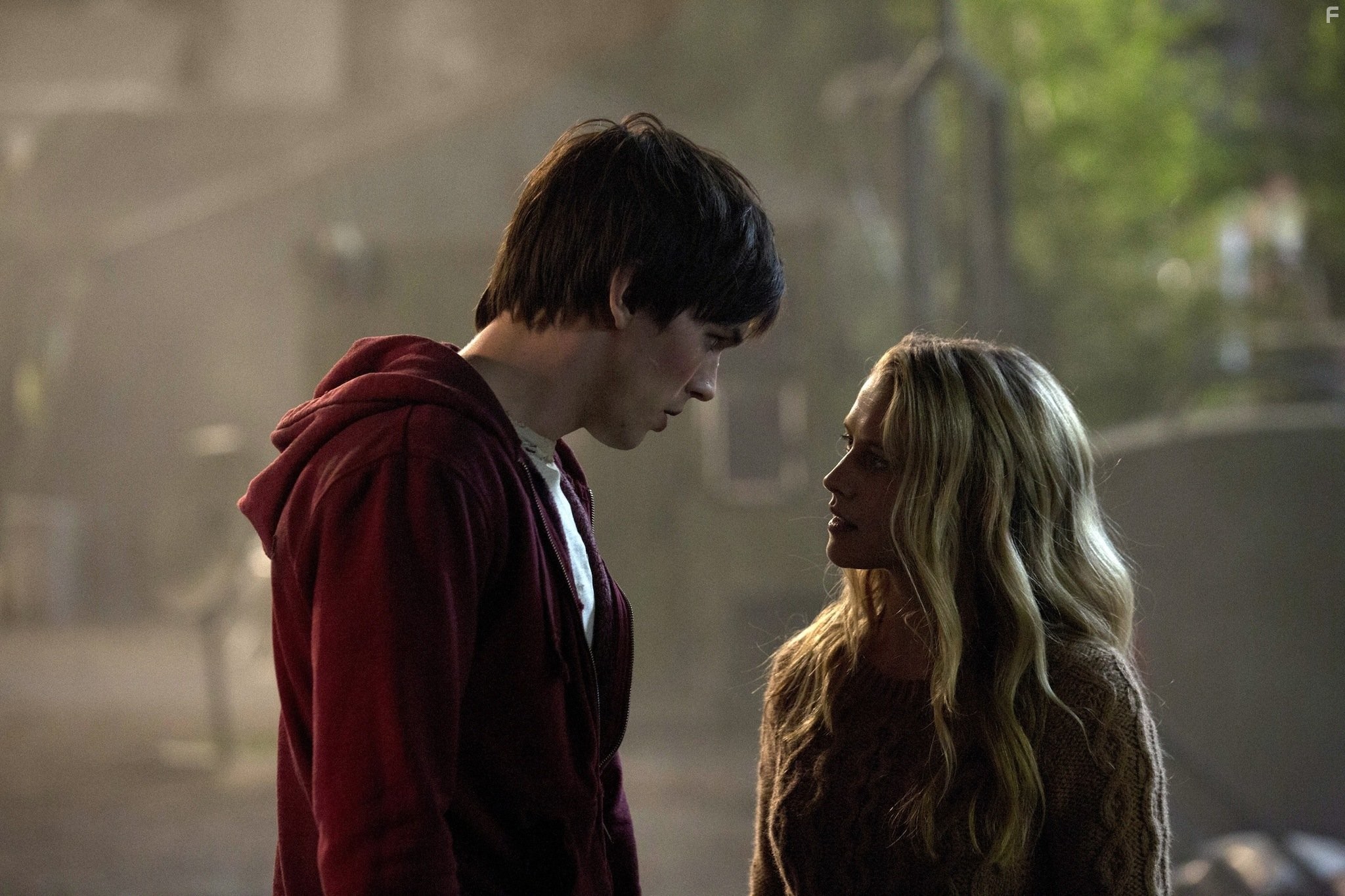 Nicholas Hoult and Teresa Palmer in Тепло наших тел (2013)