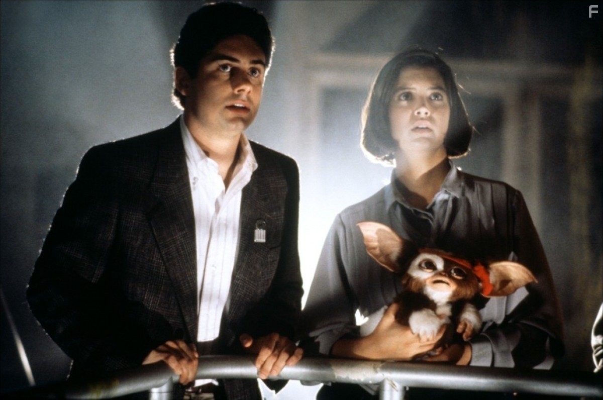 Phoebe Cates and Zach Galligan in Гремлины 2: Новенькая партия (1990)