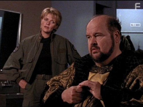 Dom DeLuise and Amanda Tapping in Звёздные врата: ЗВ-1 (1997)