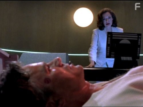 Richard Dean Anderson and Samantha Ferris in Звёздные врата: ЗВ-1 (1997)