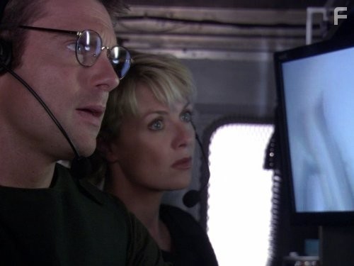 Michael Shanks and Amanda Tapping in Звёздные врата: ЗВ-1 (1997)