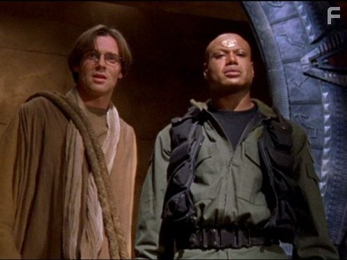 Christopher Judge and Michael Shanks in Звёздные врата: ЗВ-1 (1997)