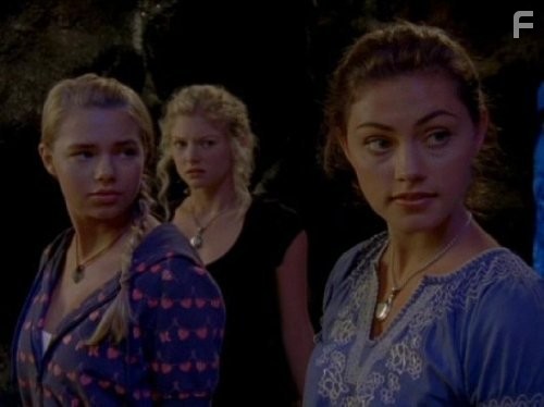Indiana Evans, Phoebe Tonkin, and Cariba Heine in H2O: Просто добавь воды (2006)