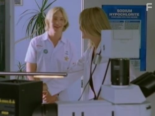 Lara Cox and Angus McLaren in H2O: Просто добавь воды (2006)