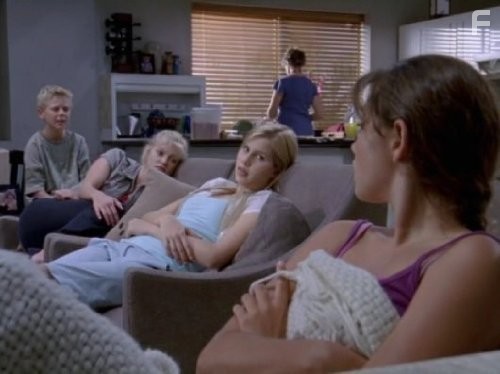 Caroline Kennison, Trent Sullivan, Phoebe Tonkin, Cariba Heine, and Claire Holt in H2O: Просто добавь воды (2006)