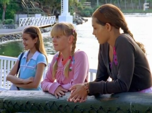 Phoebe Tonkin, Cleo Massey, and Jade Paskins in H2O: Просто добавь воды (2006)