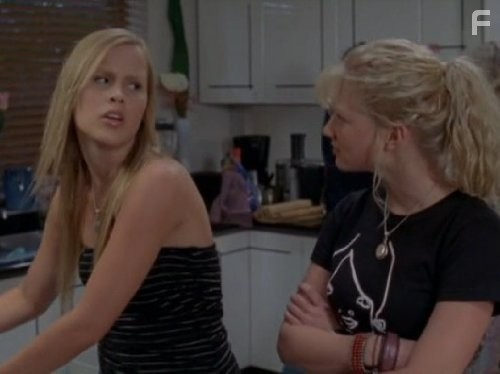 Cariba Heine and Claire Holt in H2O: Просто добавь воды (2006)