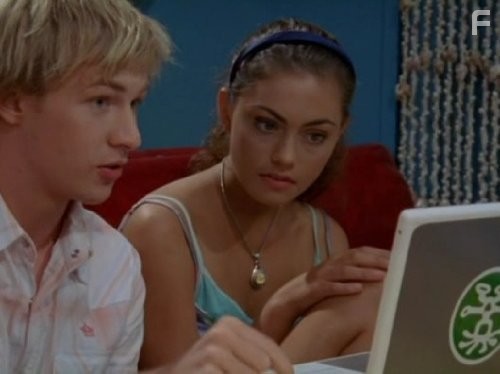 Angus McLaren and Phoebe Tonkin in H2O: Просто добавь воды (2006)