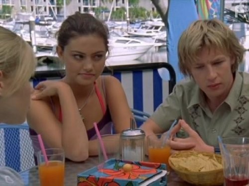 Angus McLaren, Phoebe Tonkin, and Claire Holt in H2O: Просто добавь воды (2006)
