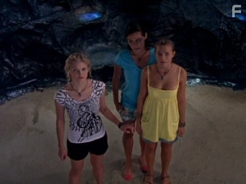 Indiana Evans, Phoebe Tonkin, and Cariba Heine in H2O: Просто добавь воды (2006)