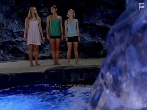 Indiana Evans, Phoebe Tonkin, and Cariba Heine in H2O: Просто добавь воды (2006)