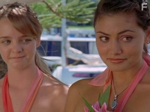 Phoebe Tonkin and Cleo Massey in H2O: Просто добавь воды (2006)