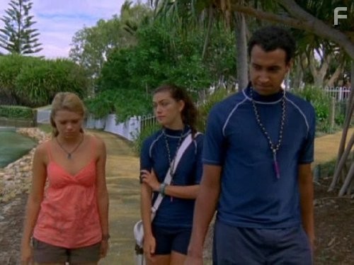 Indiana Evans and Phoebe Tonkin in H2O: Просто добавь воды (2006)
