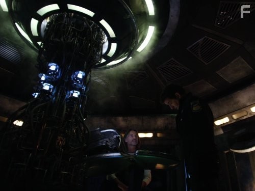 Robert Carlyle and Louis Ferreira in Звёздные врата: Вселенная (2009)