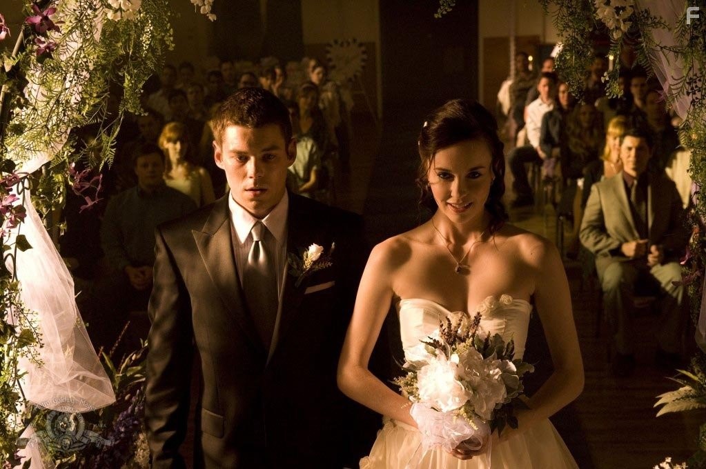 Elyse Levesque and Brian J. Smith in Звёздные врата: Вселенная (2009)