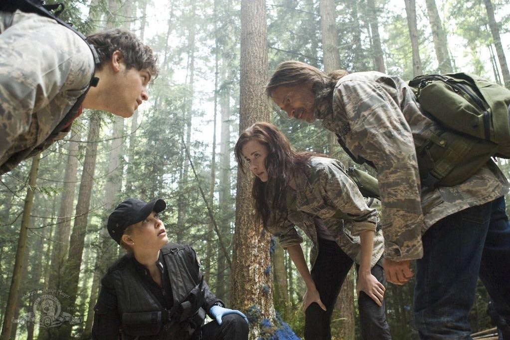 Robert Carlyle, Alaina Huffman, Elyse Levesque, and David Blue in Звёздные врата: Вселенная (2009)