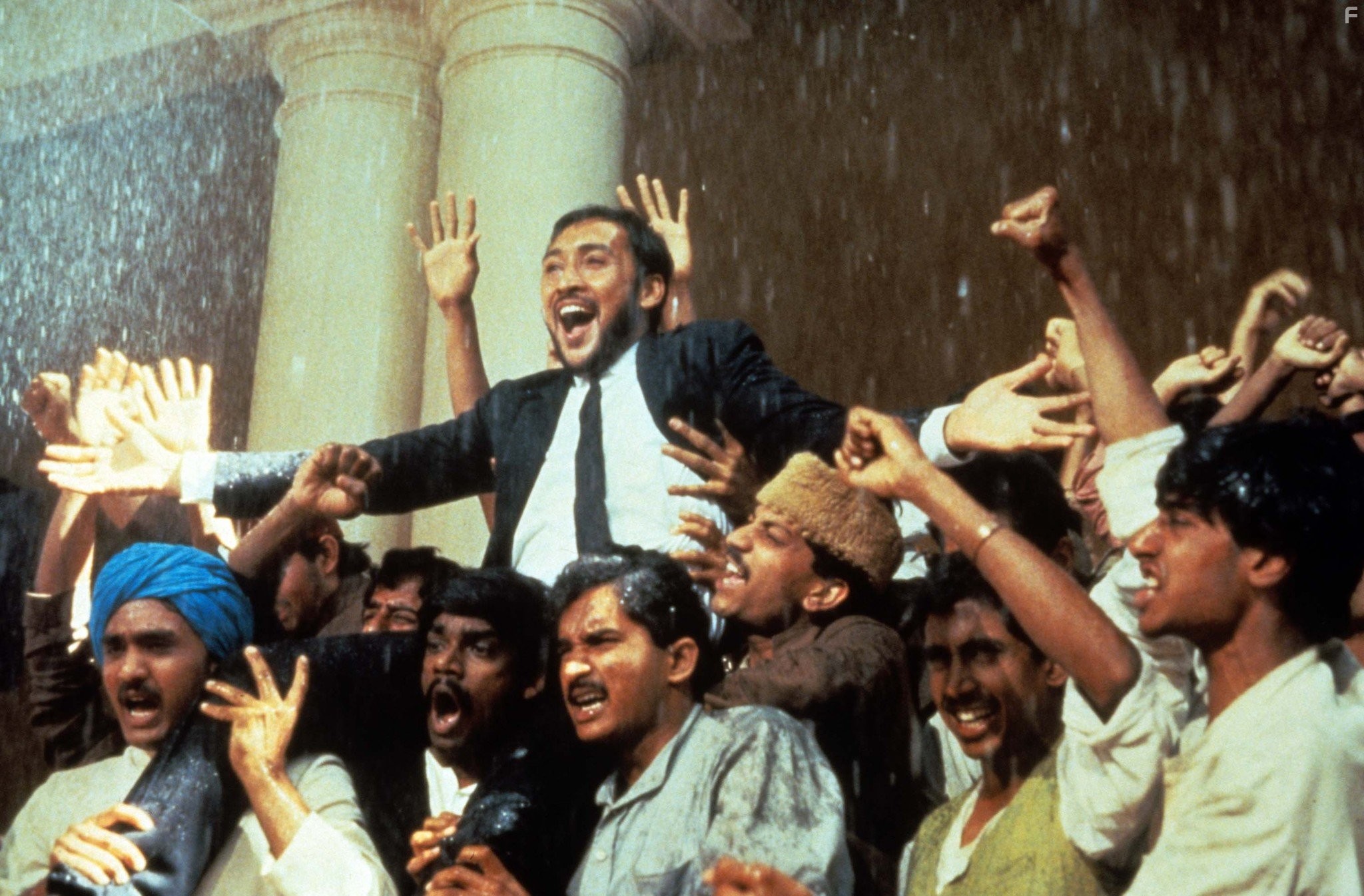 Victor Banerjee in Поездка в Индию (1984)