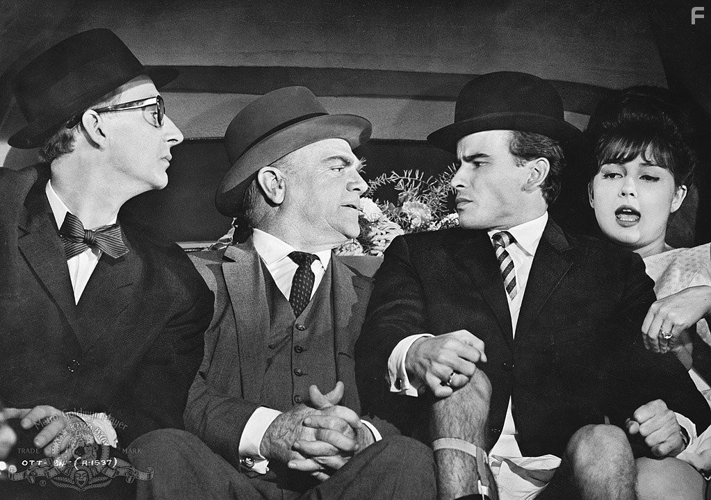 James Cagney, Horst Buchholz, and Pamela Tiffin in Один, два, три (1961)