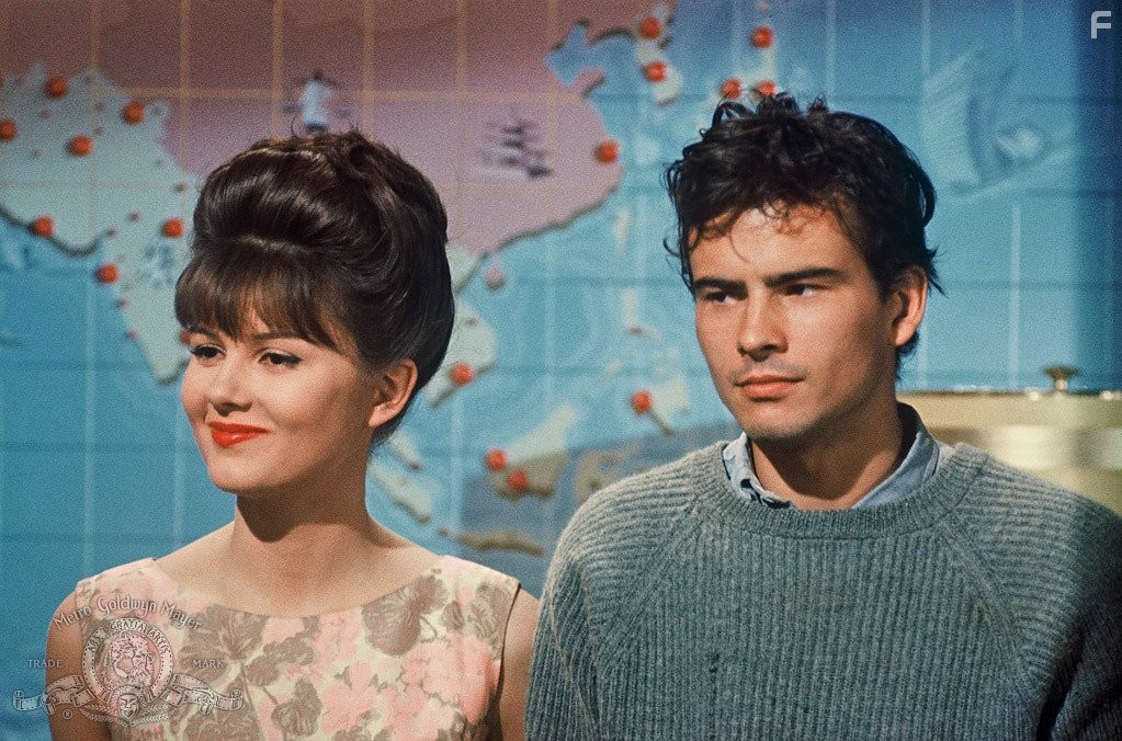Horst Buchholz and Pamela Tiffin in Один, два, три (1961)