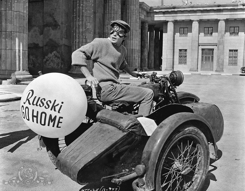 Horst Buchholz in Один, два, три (1961)