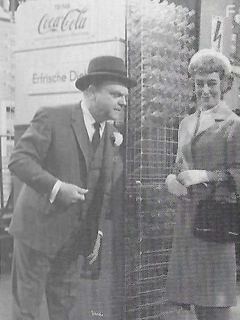 James Cagney and Arlene Francis in Один, два, три (1961)