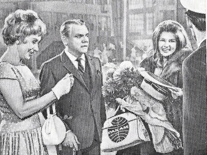 James Cagney, Arlene Francis, and Pamela Tiffin in Один, два, три (1961)