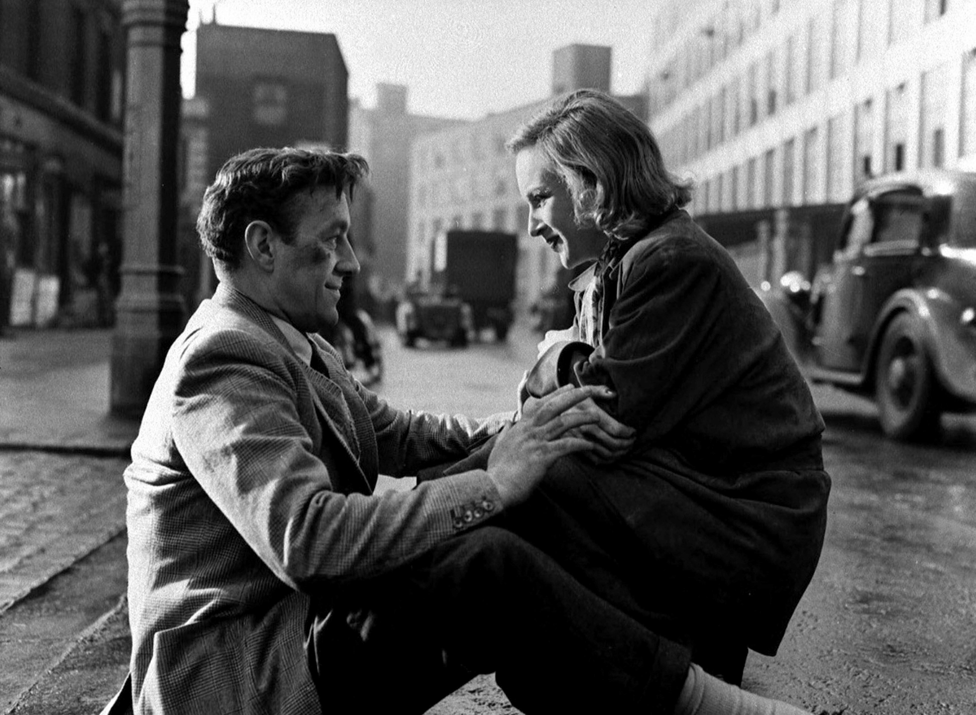 Alec Guinness and Joan Greenwood in Чeловек в белом костюме (1951)