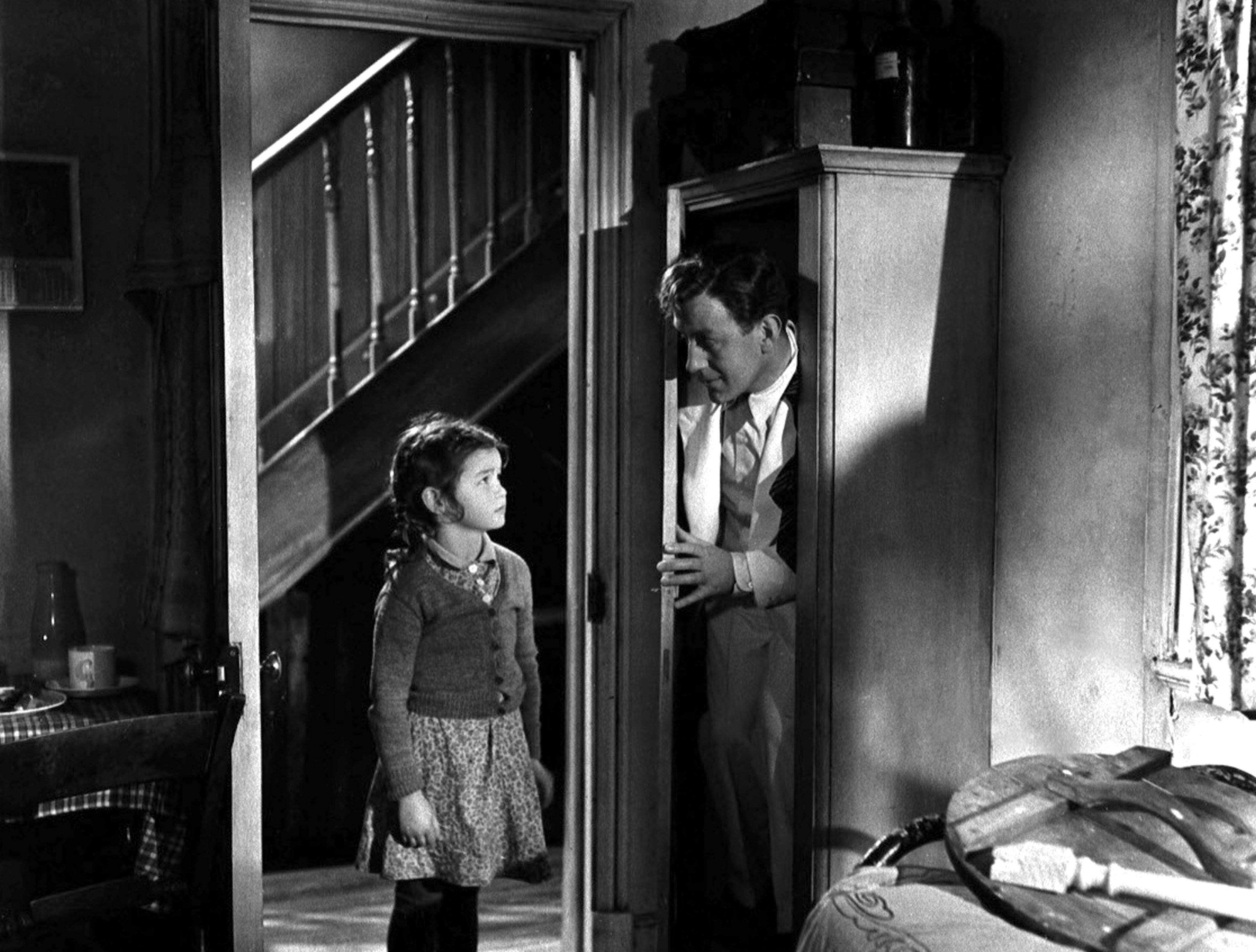 Alec Guinness and Charlotte Mitchell in Чeловек в белом костюме (1951)