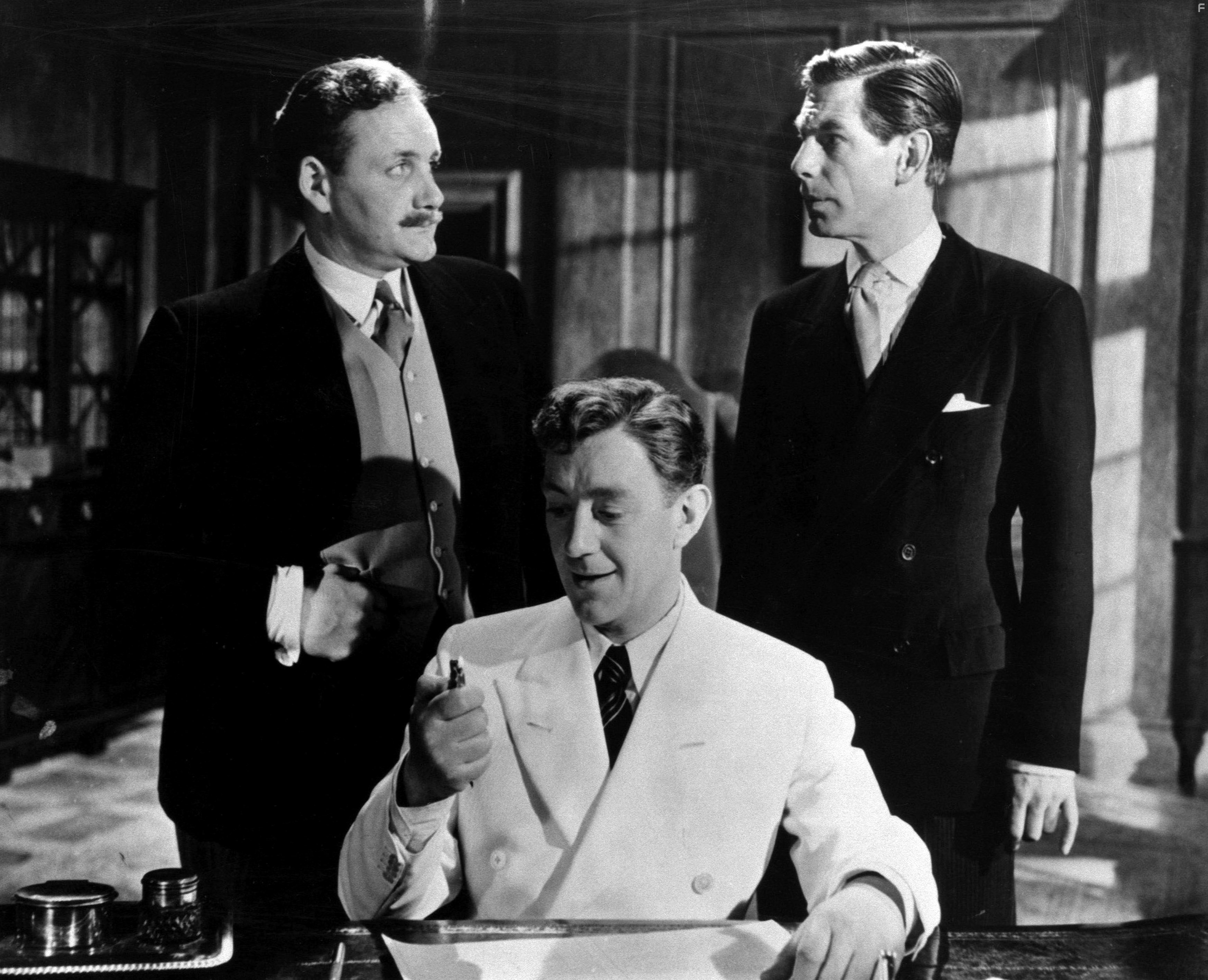 Alec Guinness, Michael Gough, and Howard Marion-Crawford in Чeловек в белом костюме (1951)