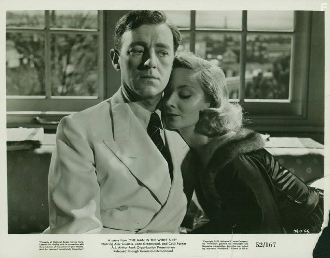 Alec Guinness and Joan Greenwood in Чeловек в белом костюме (1951)